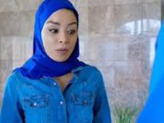 Petite fille musulmane baisée par deux moteurs